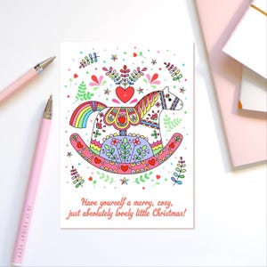 Tarjeta navideña con caballito balancín. ¡Pasa una Navidad alegre, acogedora y absolutamente encantadora! Tarjeta con caballito balancín Dala de estilo escandinavo.