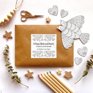 Kit di artigianato Paper Birds and Hearts. 6 graziosi uccellini di carta e 12 piccoli cuori da colorare e trasformare in ghirlande e ornamenti. Kit di artigianato ecologico