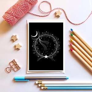 Corona de luna y estrellas. Tarjeta de felicitación con corona en blanco y negro.