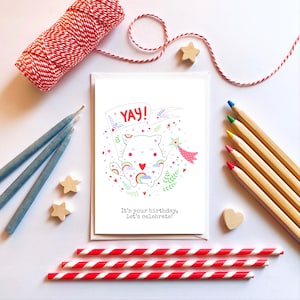 Biglietto di auguri di compleanno con gatto carino e striscione. È il tuo compleanno, festeggiamo!