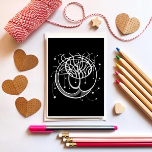 Árbol de invierno en blanco y negro. Árbol de invierno y estrellas, tarjeta en blanco y negro, solsticio de invierno, noche estrellada.