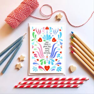 ¡Hurra! ¡Hoy es tu día! ¡Feliz, feliz cumpleaños! Tarjeta de cumpleaños con un tema escandinavo con los colores del arcoíris. Tarjeta de feliz cumpleaños.