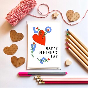 Biglietto di auguri per la festa della mamma. Biglietto con cuore e fiori d'amore. Biglietto per la festa della mamma L O V E.