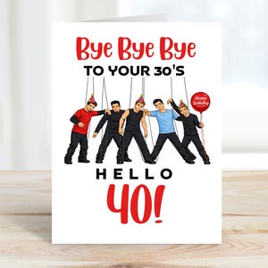 Puede incluir: Tarjeta de cumpleaños blanca con el texto "Bye Bye Bye To Your 30's" en rojo y "Hello 40!" en rojo. La tarjeta presenta una caricatura de cinco hombres como marionetas, con un globo rojo que dice "Happy Birthday".