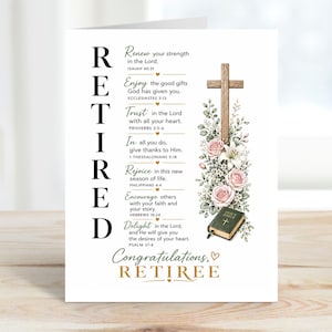 Könnte beinhalten: Eine weiße Grußkarte zur Rente mit dem Wort "RETIRED" in großen schwarzen Buchstaben. Die Karte zeigt ein Holzkreuz, Blumen und ein kleines Buch. Der Text enthält Bibelverse und "Congratulations, RETIREE."