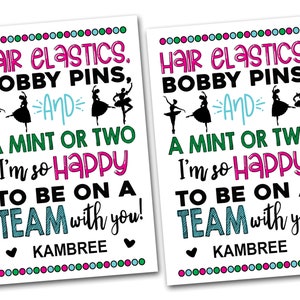 Op de afbeelding: Twee afdrukbare borden met een dansthema. De borden zeggen "Hair Elastics, Bobby Pins, and a Mint or Two. I'm so Happy to be on a Team with you!" met de naam "KAMBREE" onderaan.