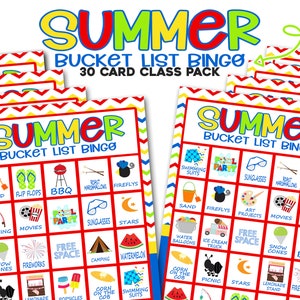 Puede incluir: Un conjunto de 30 tarjetas de bingo de lista de deseos de verano. Cada tarjeta tiene una cuadr&iacute;cula de 5x5 con actividades de verano como nadar, acampar y fuegos artificiales. Las tarjetas son rojas, amarillas y azules con un patr&oacute;n de chevron.