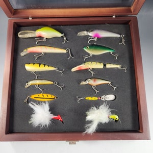 Set of 12 Fishing Lures in Wood Display Case Hang or Table Top Crankbait  Spooner Jointed Minnow, Fly 