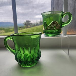 EAPG Antique Green Glass Mini Mugs in Colorado / Lacy Medallion Pattern w Gold Set of 2 - Souvenir Dayton, Ohio Dated 1913 - USA