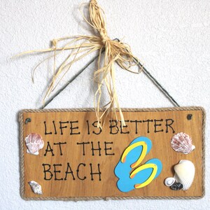 La vida es mejor en la playa cartel de madera placa vacaciones de verano chanclas sandalias conchas costeras orilla del mar