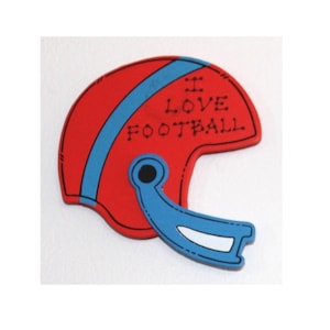 Puede incluir: Casco de fútbol rojo y azul con las palabras "I LOVE FOOTBALL" escritas en el lateral.