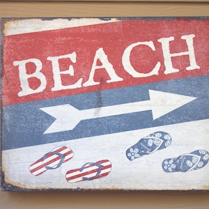Letrero de playa vintage con flecha direccional, placa de letrero de madera, vacaciones de verano, chanclas, sandalias, conchas marinas costeras, puntos de la costa al océano