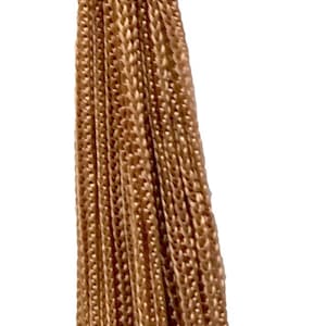 Puede incluir: Un borlón marrón con un extremo largo y flecos y un lazo en la parte superior.