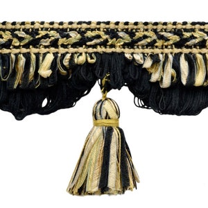 Puede incluir: Borde de flecos negro y dorado con un diseño tejido. El borde presenta un fleco con borlas a intervalos regulares.