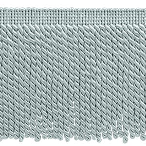 Pode incluir: Uma franja decorativa azul-clara com uma faixa superior tecida horizontalmente e uma série de fios de cordão torcidos que pendem verticalmente. Toda a peça têxtil apresenta uma cor azul-pálida consistente com um acabamento liso e brilhante.