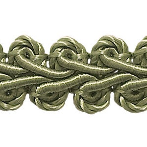 Puede incluir: Primer plano de una cinta trenzada verde con textura de cuerda. La cinta está hecha de tejido tejido y tiene un diseño decorativo y adornado.