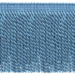 Op de afbeelding: Een lichtblauwe decoratieve franje met een horizontale geweven bovenrand en een reeks verticale, gedraaide, touwachtige kwasten die naar beneden hangen. Het gehele item heeft een uniforme, lichtblauwe kleur met een consistente textuur.