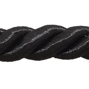 Könnte beinhalten: Ein Stück schwarzes, gedrehtes Seil. Das Seil ist eng gewickelt, hat einen leichten Glanz und scheint aus einem synthetischen Material zu bestehen. Das Seil befindet sich vor einem weißen Hintergrund.
