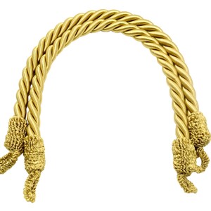 Könnte beinhalten: Goldfarbener dekorativer Gardinenhalter. Der Halter besteht aus gedrehtem Seil und hat an jedem Ende dekorative Quasten. Das Seil ist bogenförmig gebogen. Der Hintergrund ist weiß.