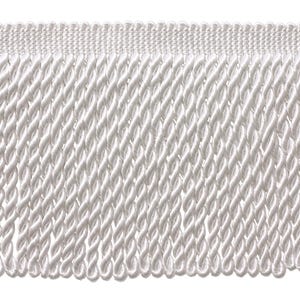 Puede incluir: Un fleco decorativo blanco que presenta una banda superior tejida con una fila densa de hilos de cordón trenzados verticales que cuelgan hacia abajo. El material tiene un acabado liso y brillante que refleja la luz, creando un aspecto uniforme.
