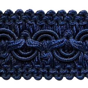 Puede incluir: Una cinta decorativa de color azul marino oscuro con un patrón repetitivo de bucles circulares interconectados y bordes trenzados. La cinta textil muestra un tejido denso y texturizado con un diseño horizontal consistente en azul.