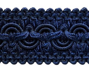 Può includere: Un nastro decorativo blu navy scuro caratterizzato da un motivo ripetitivo di anelli circolari interconnessi e bordi intrecciati. Il nastro tessile presenta una trama densa e strutturata con un design orizzontale coerente in blu.