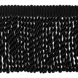Op de afbeelding: Een zwarte bullion franje met een geweven kopband en een reeks lange, gedraaide koordstrengen die verticaal naar beneden hangen. De bies is gemaakt van uniform zwart garen, wat zorgt voor een dichte en consistente textuur.