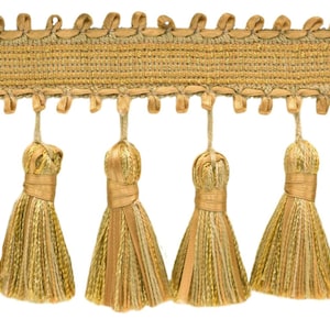 Puede incluir: Borde de flecos dorado y beige con una base de tejido tejido. El borde presenta una serie de flecos con una parte superior anudada y una parte inferior con forma de flecos.