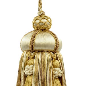 Borla para llaves DÉCOPRO de 10 cm (4"), lazo de 8,5 cm (3 1/2"), adornada con borlas de corona # KTAX4 Beige almendra #LX01 Se vende por unidad