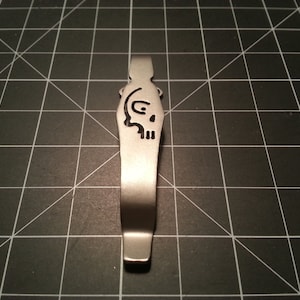 Design a mezzo teschio: clip per coltello tascabile in titanio per modelli Ontario ed ESEE selezionati