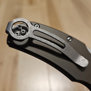 Clip de bolsillo de titanio con diseño de cola dividida Cold Steel Lawman/Recon1