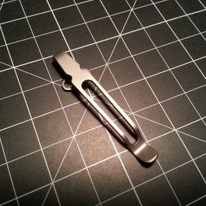 Delad svansdesign - Titanfickknivklämma för utvalda Benchmade- och Emerson-modeller