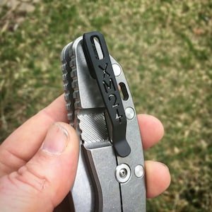 Hinderer XM24 Custom Cut „XM24“ auf Clip