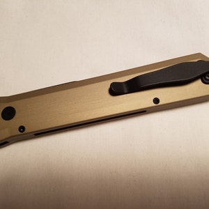 Schlichtes Design - Taschenmesserclip aus Titan für ausgewählte Modelle von Pro-Tech und Microtech