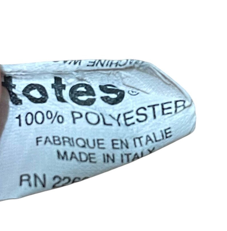 May include: A white label with the brand name "totes" in black lettering. The label states "100% POLYESTER", "FABRIQUE EN ITALIE", and "MADE IN ITALY". The label also includes the letters "RN 22".