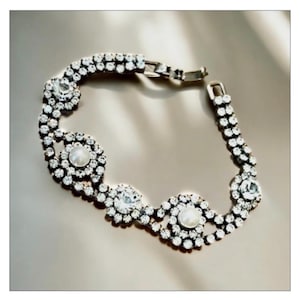 Elegant Vintage Rhinestone and Pearl Bracelet - 7 Inches