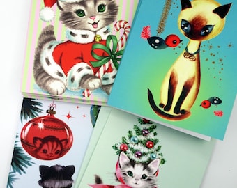 Può includere: Quattro cartoline di Natale vintage con gatti in diverse scene festive. La prima cartolina mostra un gatto grigio che indossa un costume da Babbo Natale rosso e tiene un bastoncino di zucchero. La seconda cartolina mostra un gatto siamese che indossa una collana con un ciondolo a forma di uccello. La terza cartolina mostra un gatto nero che guarda un ornamento natalizio rosso con un gattino dentro. La quarta cartolina mostra un gatto grigio e bianco che indossa un cappello di albero di Natale e un nastro rosso.