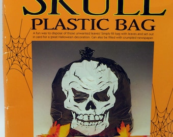NOS Vintage Halloween Teschio gigante Sacchetto di foglie di plastica 52&quot; x 32&quot; Decorazione di Halloween Nuovo nella confezione Scheletro da cortile spettrale