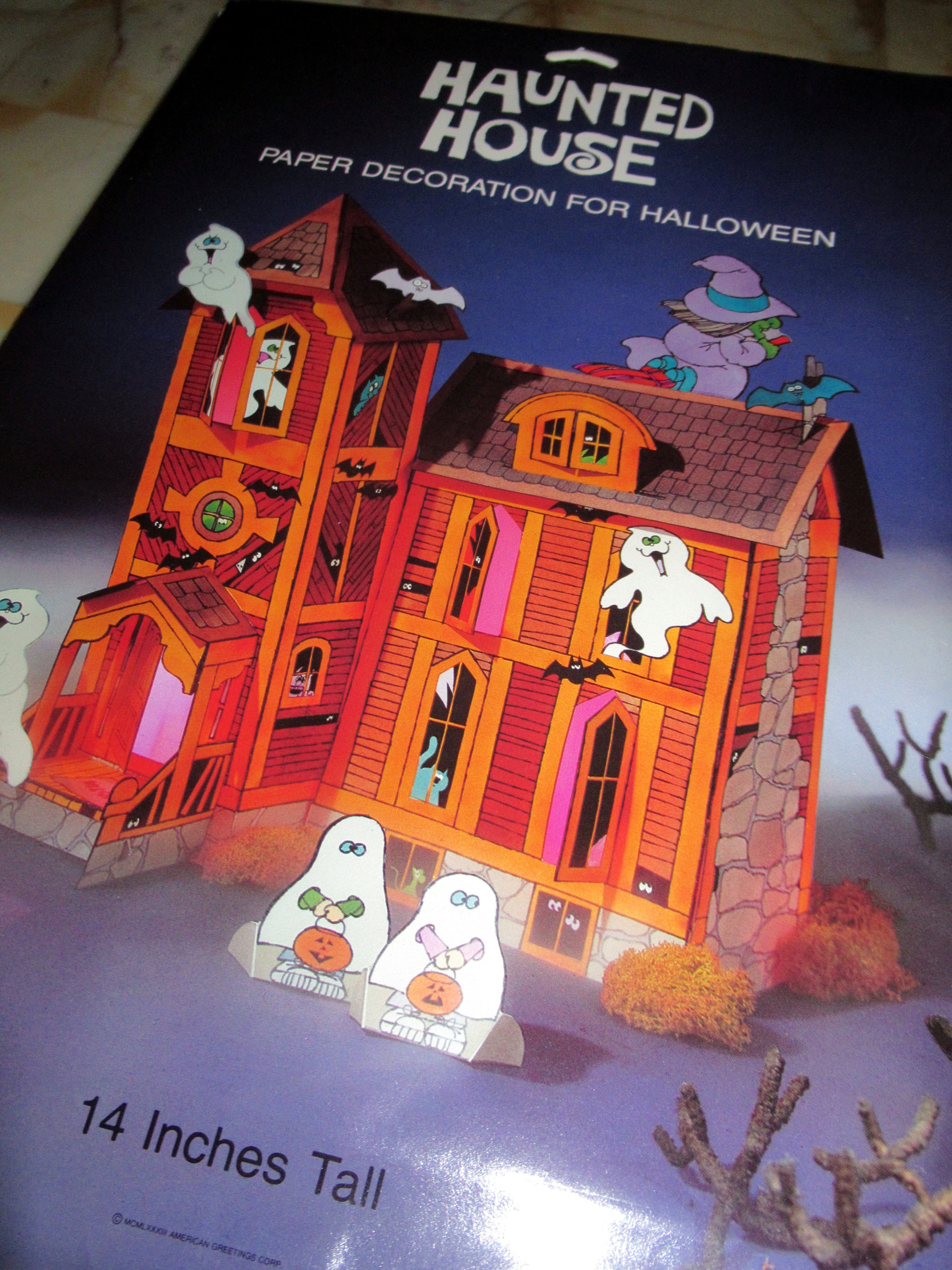 Decorazione di carta vintage di Halloween con casa stregata, NOS, altezza 14", gatto nero Jack-o'-Lantern, JOL, zucca fantasma, nuova nella confezione.