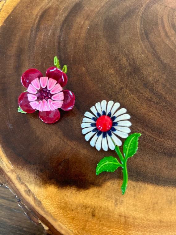 Pair / set of vintage enamel flower floral brooch… - image 1