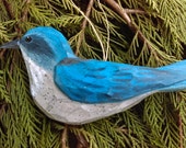Tallada a mano, adorno del pájaro (Scrubjay occidental)