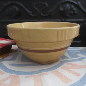 Bol para mezclar Watt Pottery Yellow Ware n.° 6 – Banda marrón ~ Base hexagonal ~ Gres Yellowware antiguo de 16,5 cm (6,5") Decoración rústica