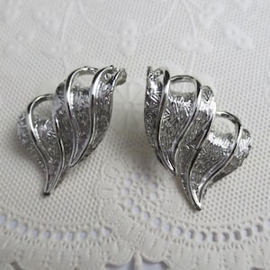 Pendientes de hoja de plata Coro Pegasus ~ Hojas grandes y amplias bañadas en rodio ~ Joyería vintage de los años 50 ~ Joyería para bodas y fiestas