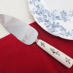 Vintage HOLLY BERRY Serwer Deserowy, Ciasto, Tort, Ciastka ~ Ceramiczna Rączka Stalowa Ząbkowana Ostrze ~ Wyprodukowano w Sheffield, Anglia