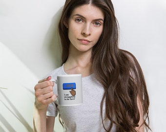 Estoy luchando para estar aquí- taza brillante