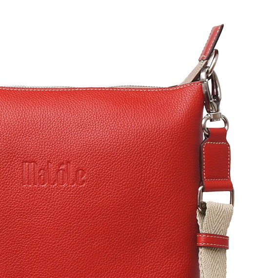 Red Leather Bag with Adjustable Strap and Cotton Lining: Style and Functionality in Two Sizes
