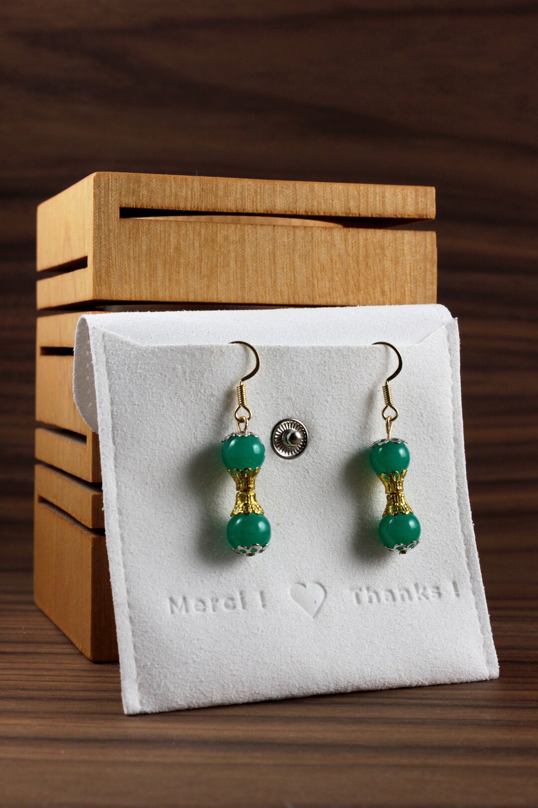 Boucles D'Oreilles En Perles De Verre Blanc Nacré Et Jade - Fermoir Plaqué Or - Artisanal