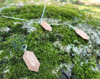 Pale mahogany wood earrings / pendant set inspired by Zelda. Unique jewelry, in limited quantities. For geek friends!