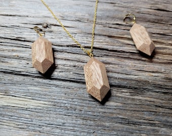Pale mahogany wood set inspired by the world of Zelda. Unique jewelry, in limited quantities. For geek friends!