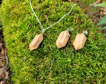 Red oak wood earrings / pendant set inspired by Zelda. Unique jewelry, in limited quantities. For geek friends!